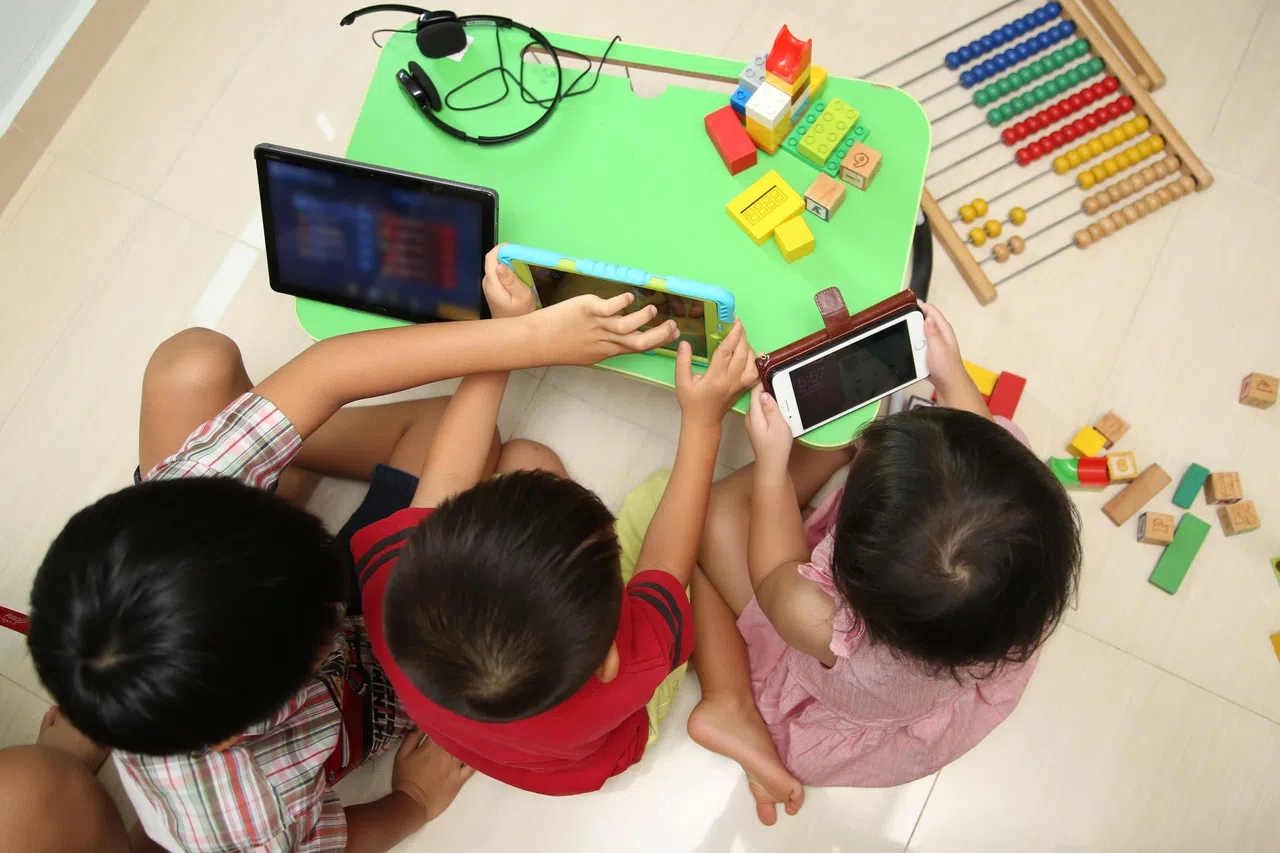 新加坡健康成长追踪研究发现，本地满周岁的儿童中，82%已接触过屏幕；至于两岁的儿童，这个比率上升至99.5%。（王彦燕摄）