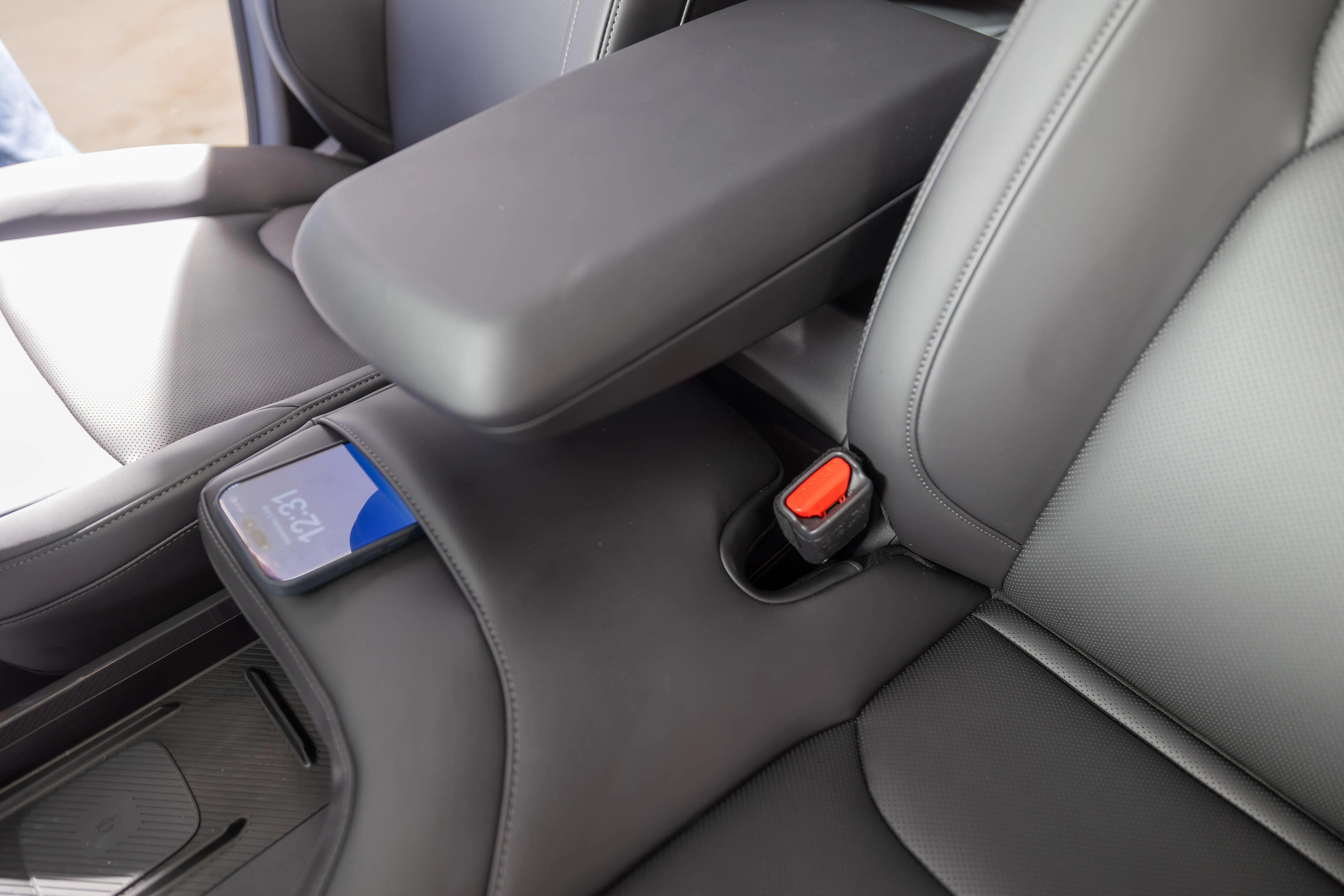 副驾驶座椅有一个右侧“护翼”，上面有一个小口袋，可装手机。（吴先邦摄）