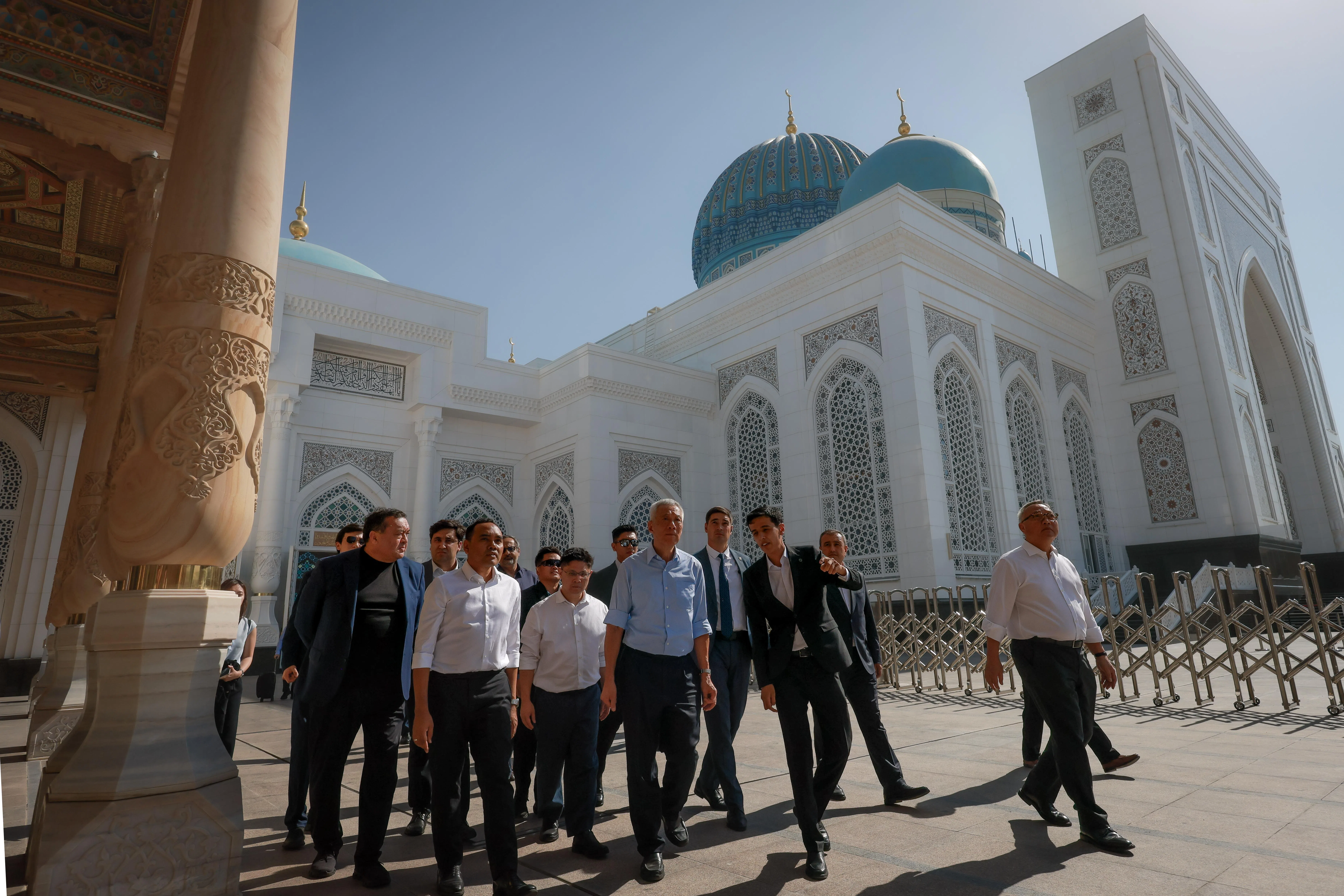国务资政李显龙（左四）在导览人员陪同下参观伊玛目布哈里纪念建筑群。随行的包括外交部兼内政部政务部长周凯年（左二）和国会议员符策翔（左三）。（海峡时报）