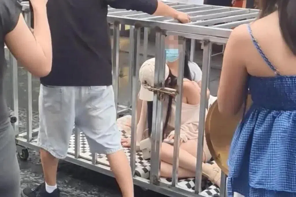 湖南女子被贴“偷人”标签“浸猪笼”游街 警方称博流量