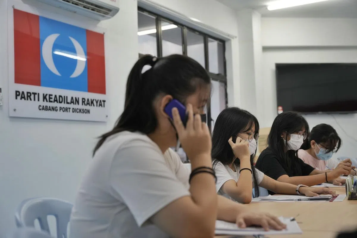 森大臣兼公正党波德申国席候选人阿敏努丁竞选办公室的工作人员，正打电话给选民通知他们11月19日投票地点。（谢智扬摄）