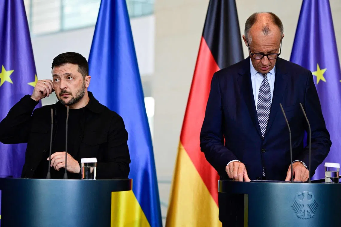在美俄首脑召开会晤前夕，德国总理默茨（右）与乌克兰总理泽连斯基在柏林召开联合记者会。（法新社）