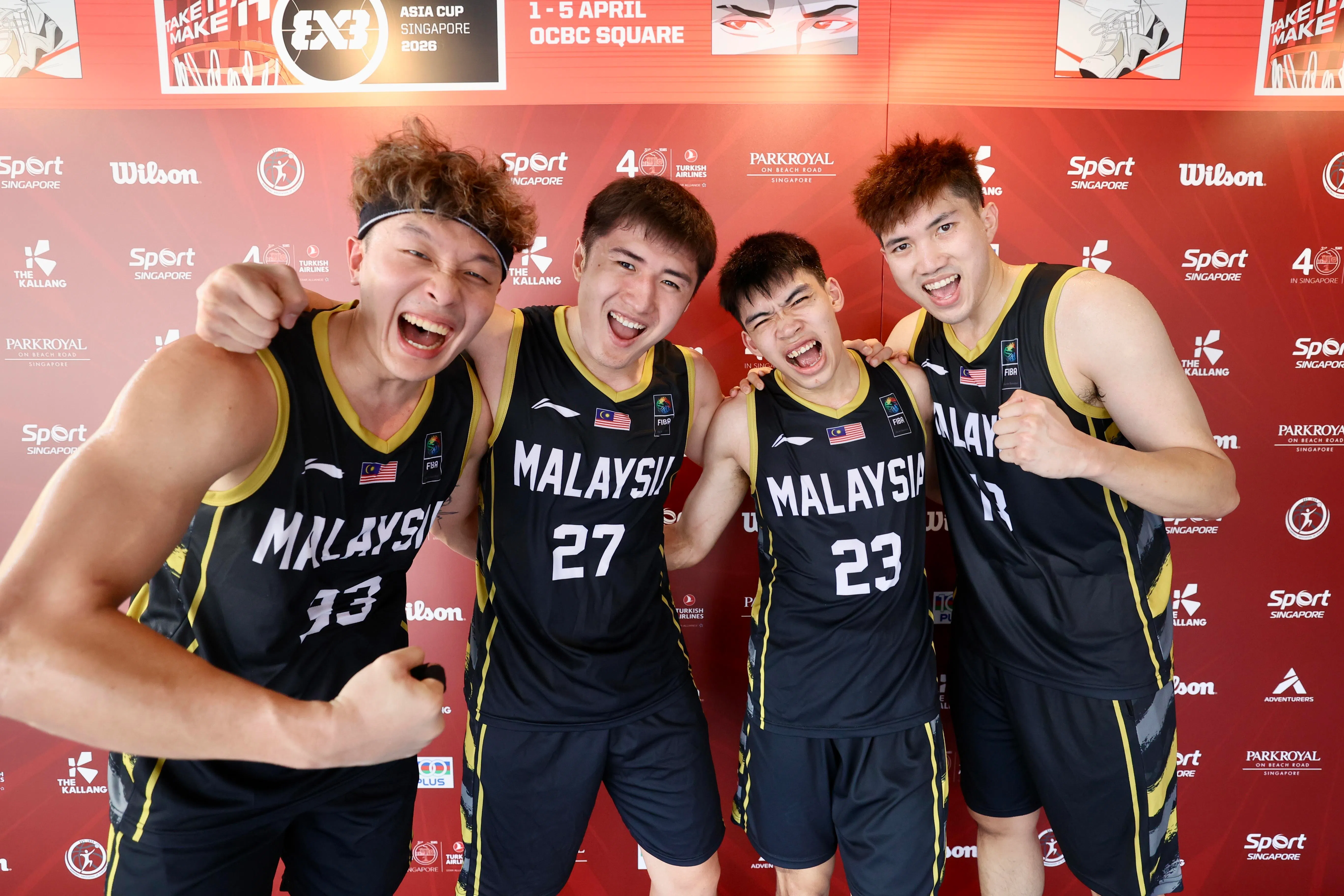 （左起）马来西亚男队黄显富、陈俊宏、钟镇洋和曾梓峰庆祝战胜中国。（邝启聪摄）