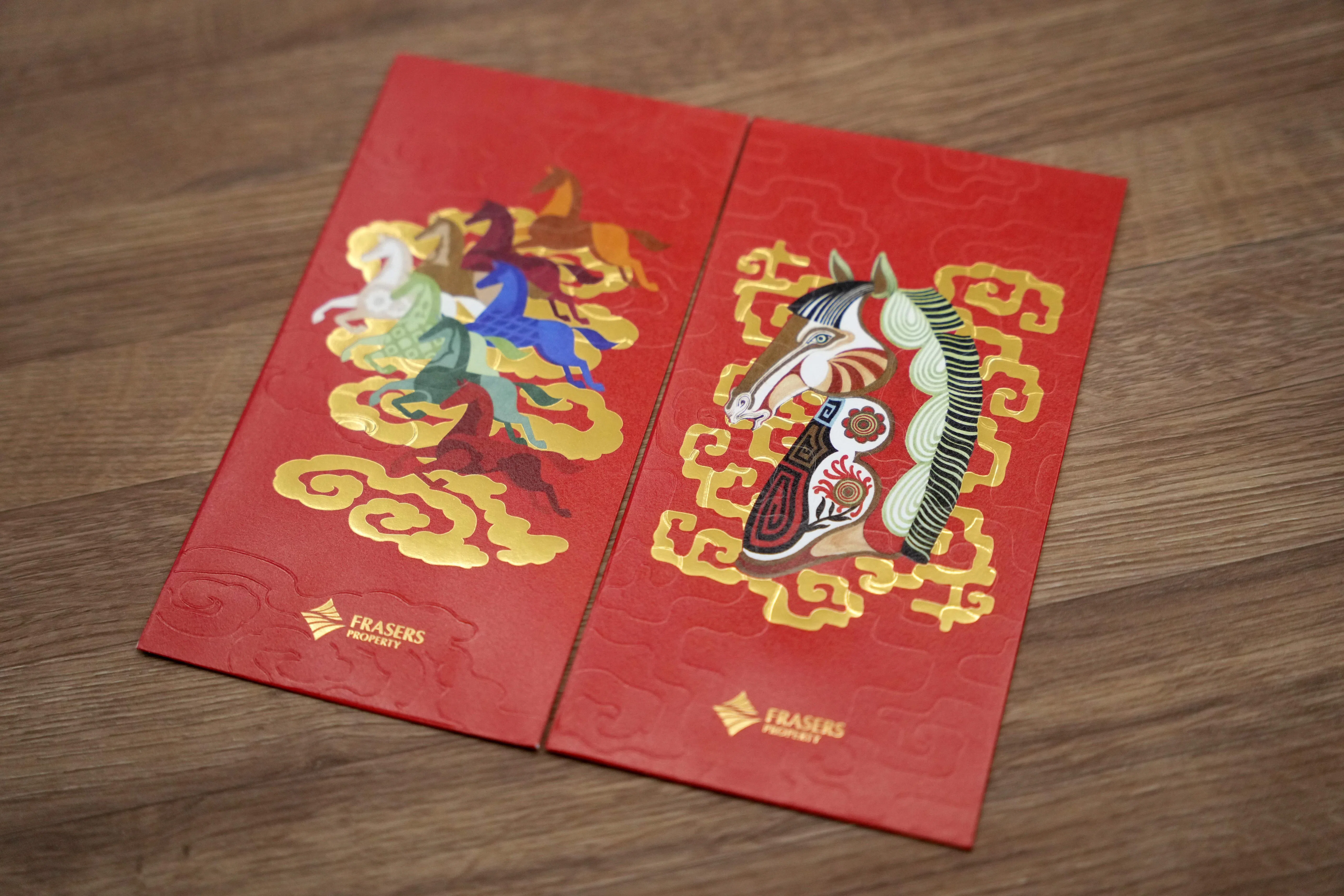 星狮地产红包有花纹点缀的秀气马头，也有在云海奔驰的七彩马儿。（谢智扬摄）