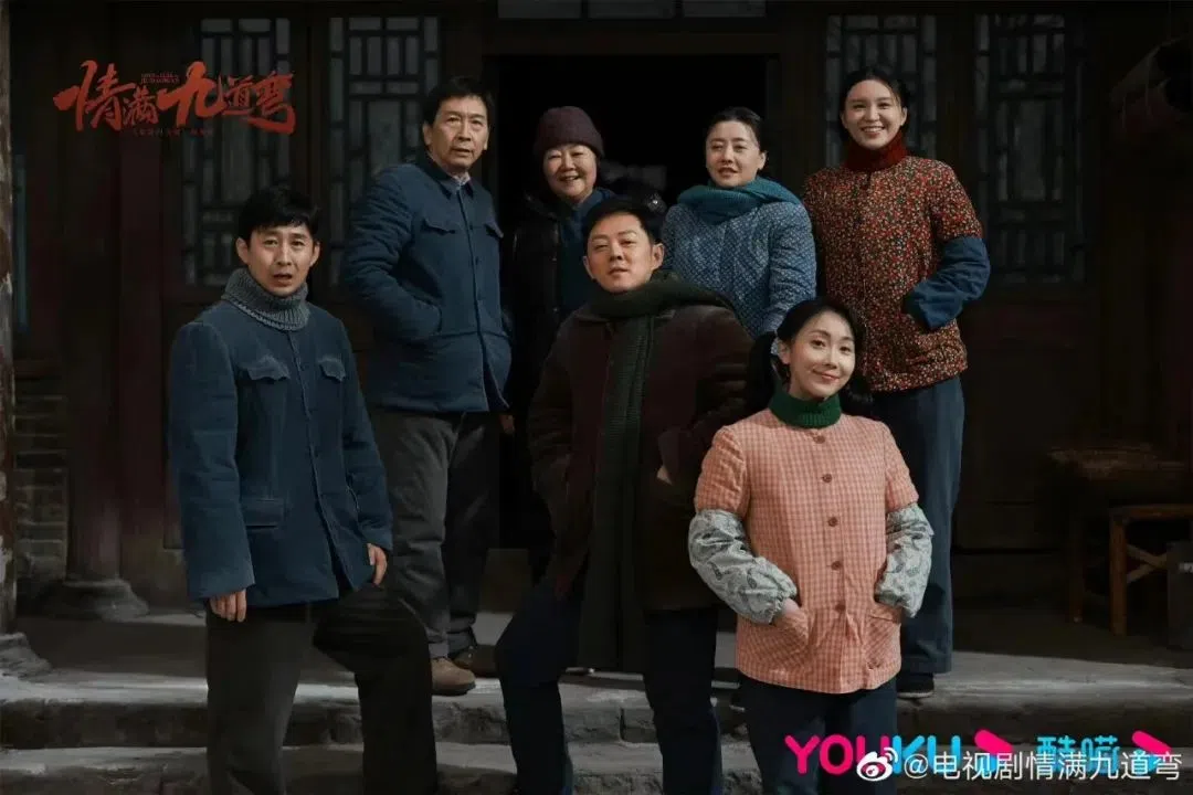 萨日娜（后排左三）扮演霸道母亲，与老伴（后排左二）主宰儿女的婚姻与生活。（互联网）