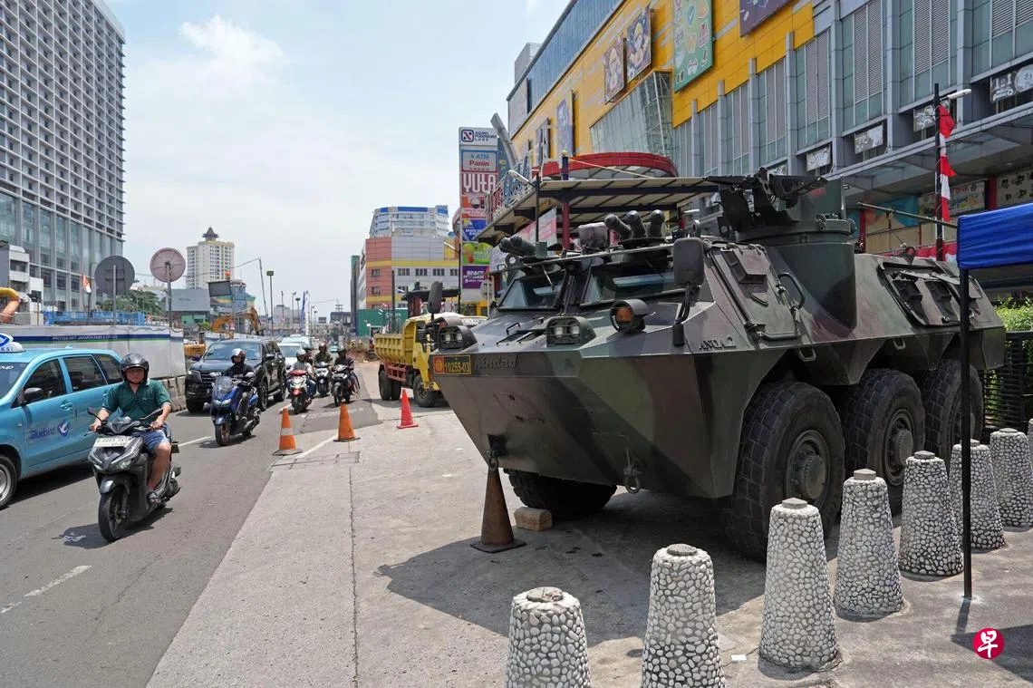 印度尼西亚示威局势升温,从城外蔓延到市区;陆军装甲车开进首都雅加达唐人街商场外驻守,防暴力活动扩散至这一区。 (彭博社)