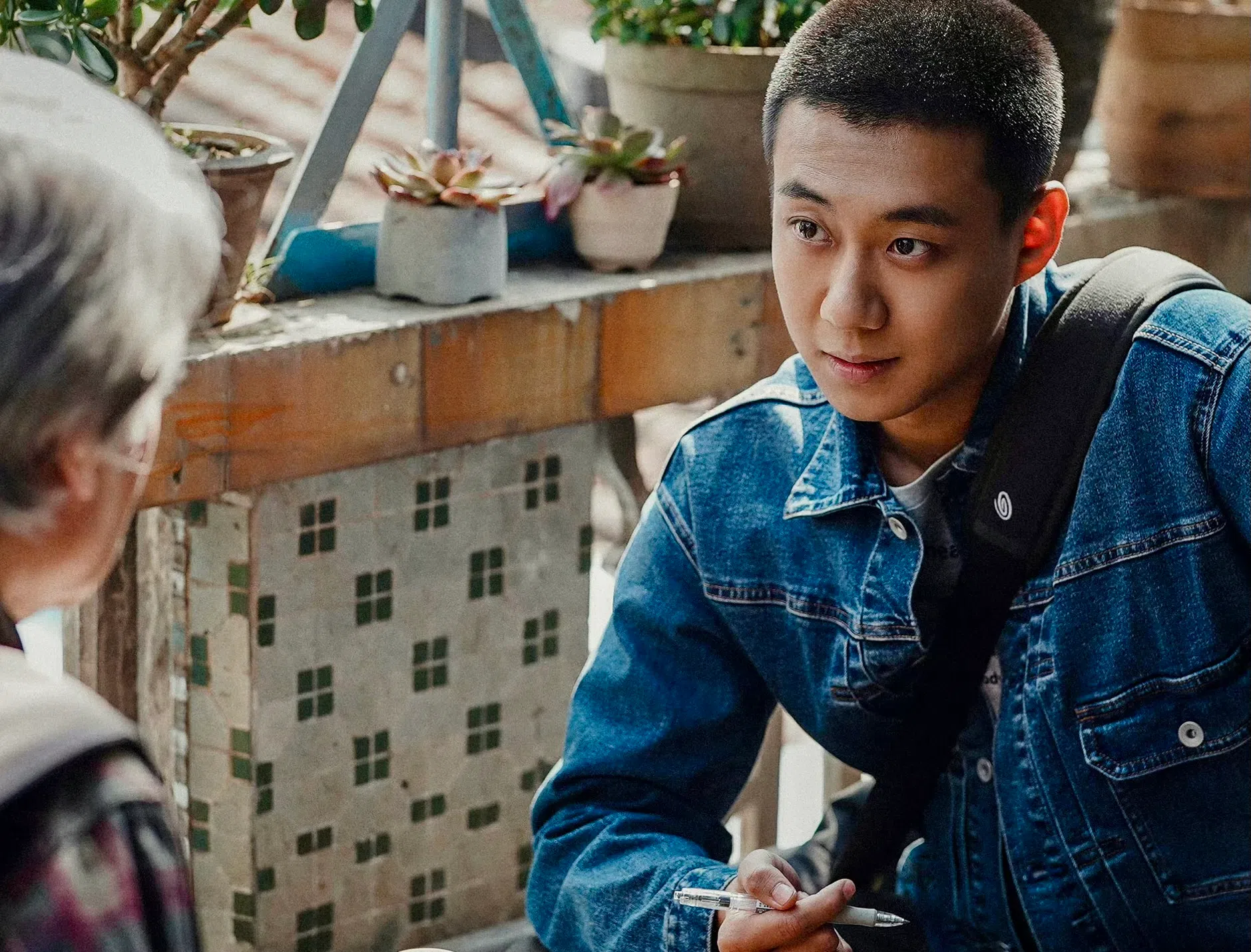 高至霆（右）提到有一场戏，他为了追查线索找上一名老伯，被对方要求下棋比输赢。（取自剧集微博）