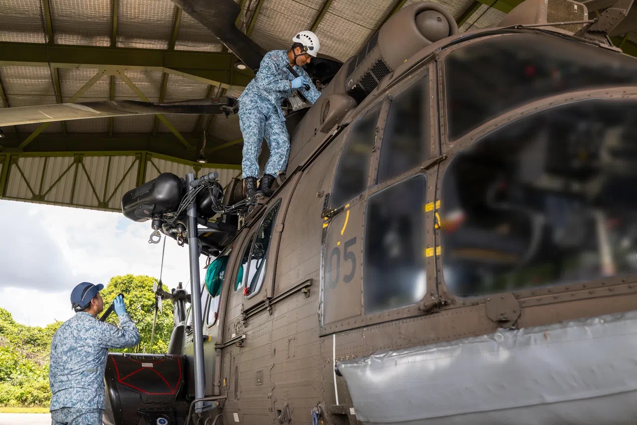 来自第806中队的工程师蓝伟豪一级军事专才（左）与苏利亚纳拉扬二级军事专才进行起飞前的例行检查。他们须逐项确认每套系统正常运行。（吴先邦摄）