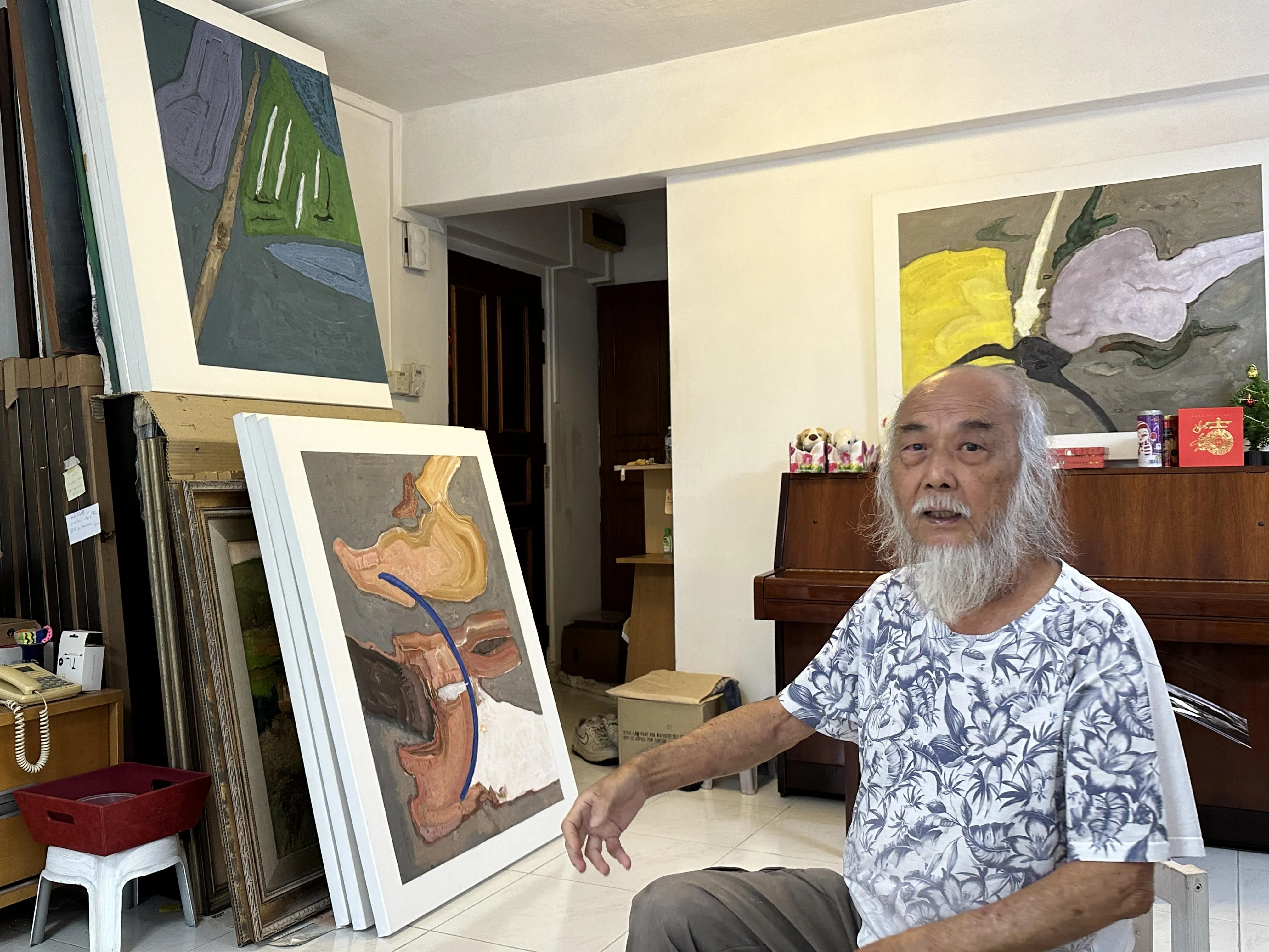 刘培和客厅摆放的抽象胶彩画。（黄向京摄）