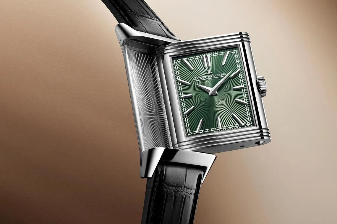 《奔马图》表盘以“松柏绿”大明火珐琅覆于放射状玑镂底纹之上。（积家提供）