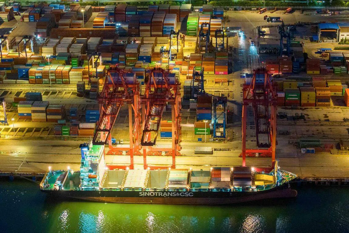 全球需求疲软冲击中国出口。图为7月26日一艘货船停靠在江苏连云港的港口。（法新社）