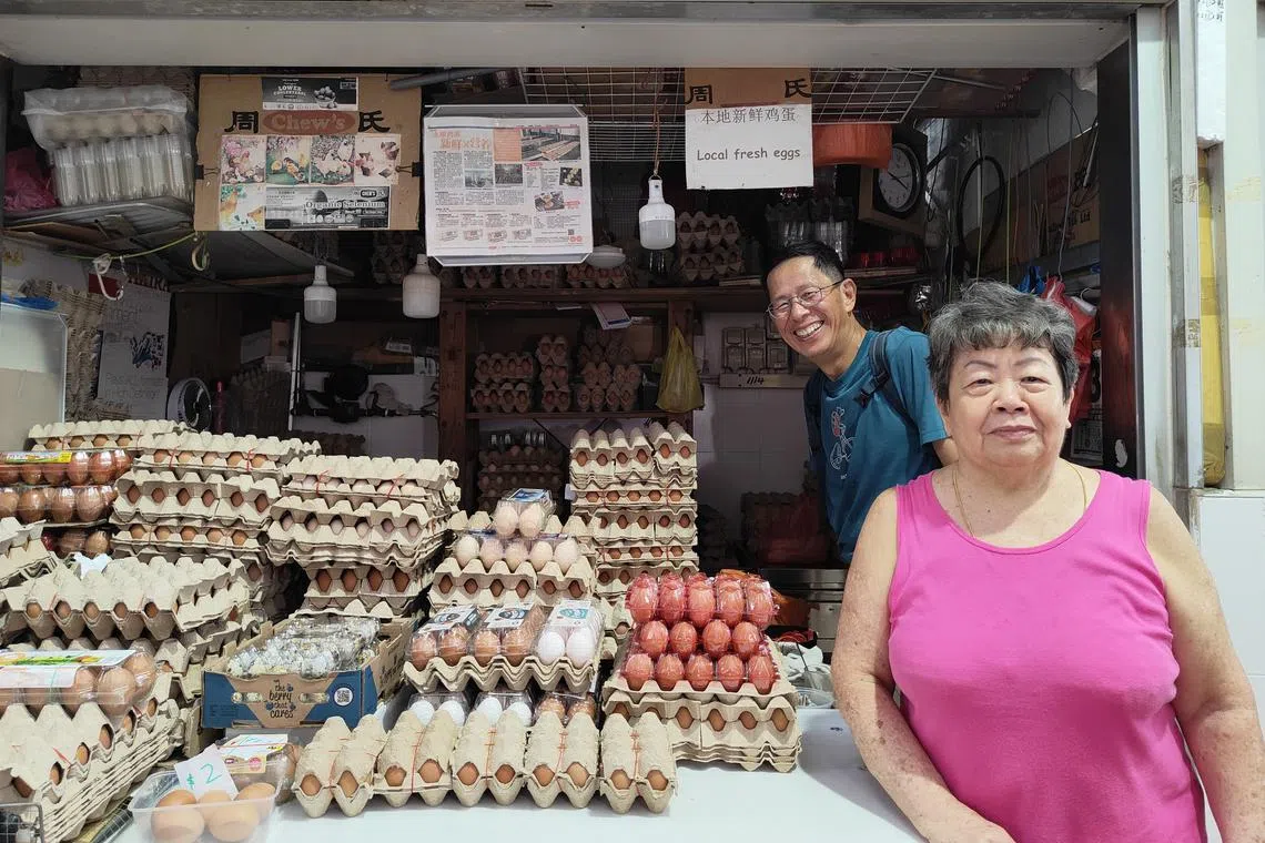 锦茂湿巴刹卖蛋的阿婆与刘克襄合影。（视频截图）