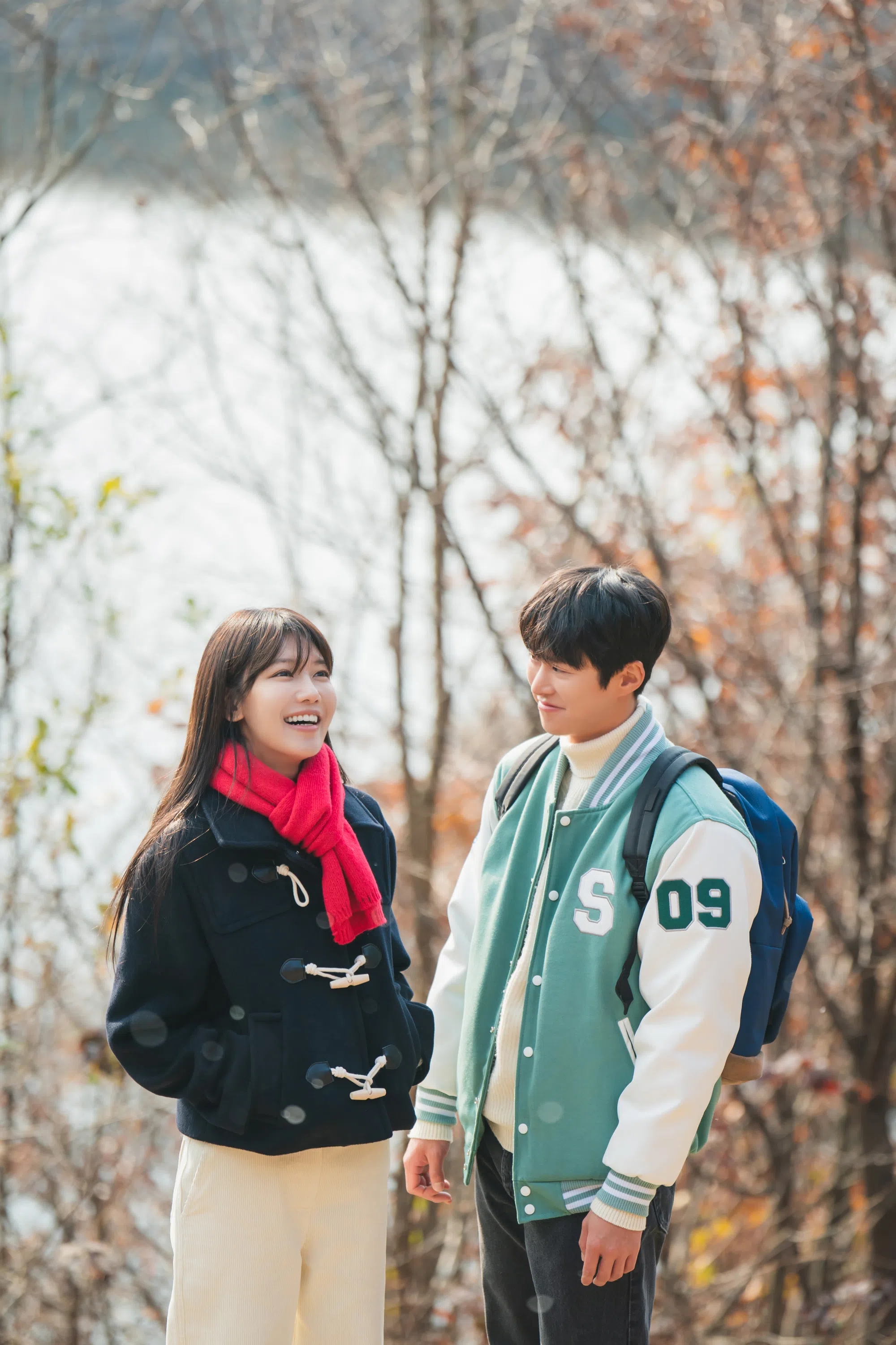 崔秀英（左）和孔明首次搭档，扮演一对喜好迥异的昔日初恋情人。（tvN Asia提供）