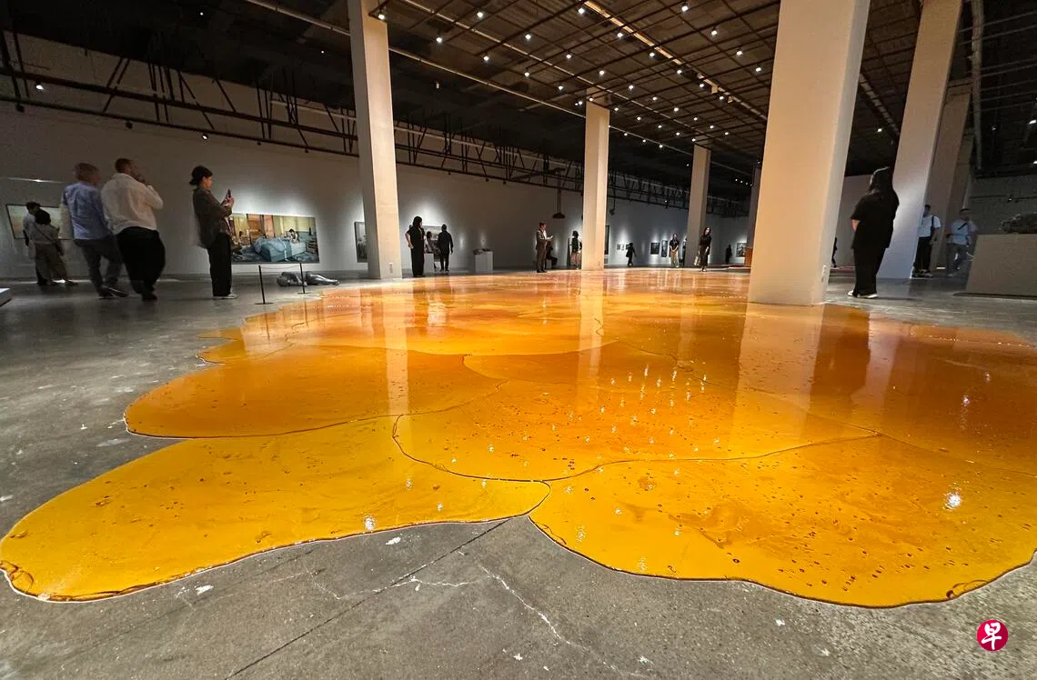 第16届光州双年展主题展的主力作品——瑞典艺术家组合Goldin+Senneby的《树脂塘》。 （黄向京摄）