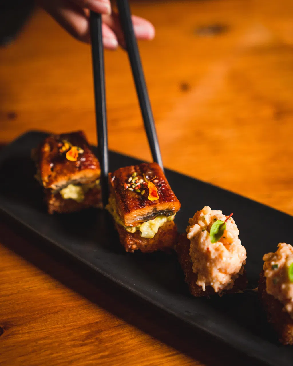 鳗鱼脆米寿司融合柔嫩的烤鳗鱼、酥脆的米粒及鲜香调味。（餐馆提供）