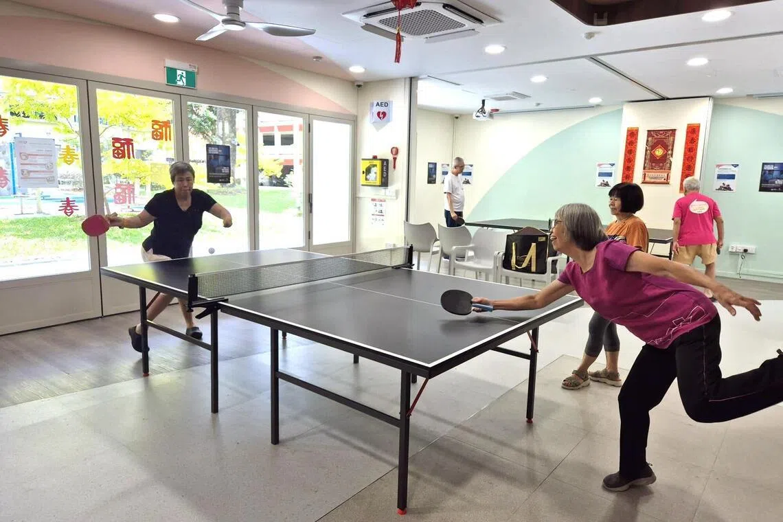 由家护基金经营的后港912活跃乐龄站，是实里达—实龙岗区首个活跃乐龄中心，目前吸引超过470名年长者积极参与各项活动，包括打乒乓球。（家护基金提供）