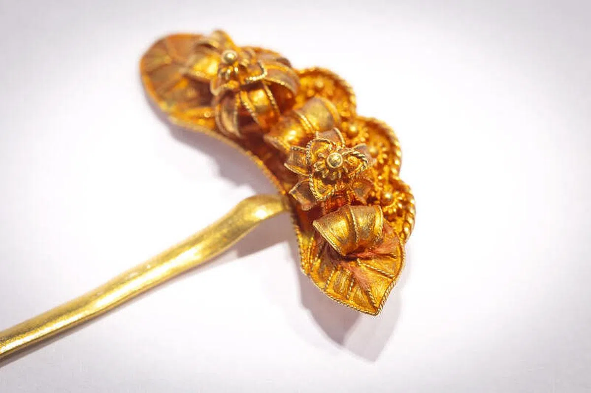 吊红柴金石榴花发簪，从金门绕了一圈回到金宝芳。（陈来福摄）