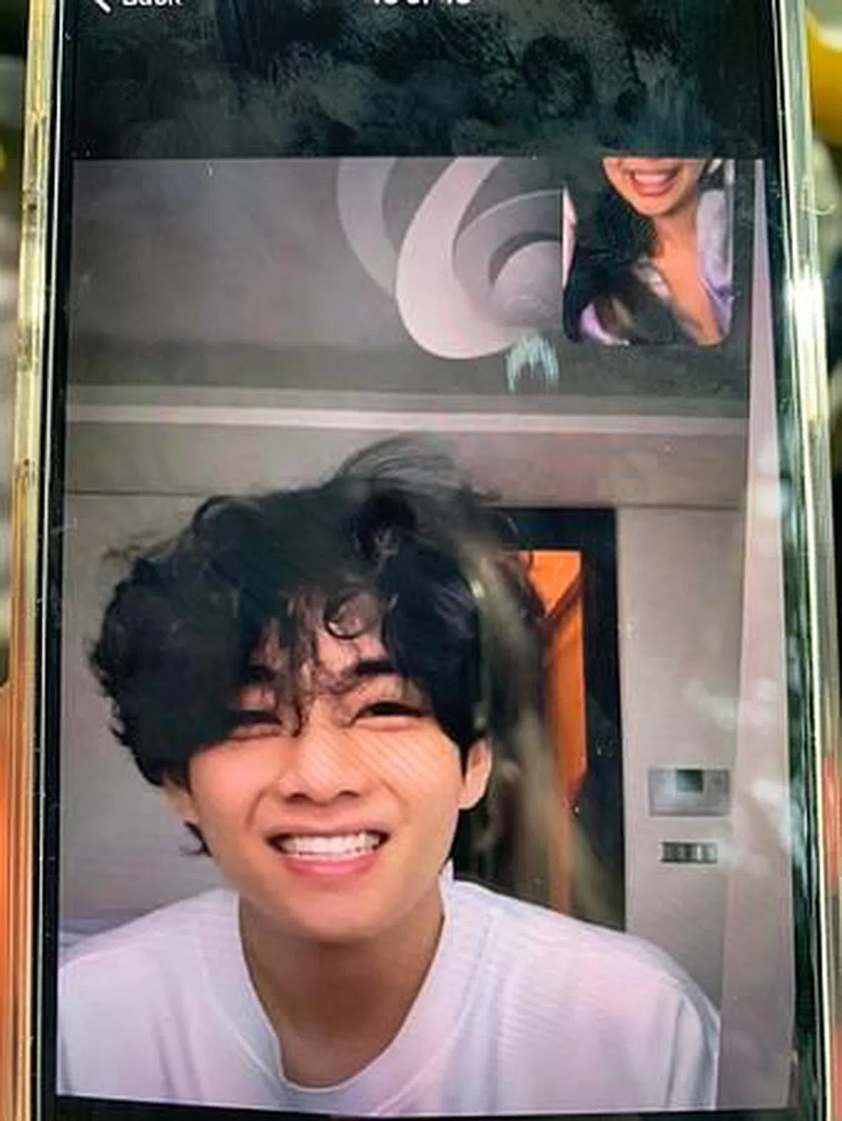 视讯通话的照片中，Jennie只露出下巴，V对着镜头笑得灿烂。（图/互联网）