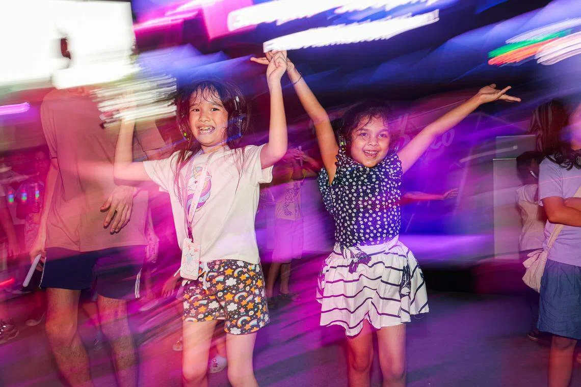 勿洛心动大厦（Heartbeat@Bedok）在跨年夜主办“无声迪斯科”（Silent Disco）活动，小朋友戴上耳机后尽情随着音乐手舞足蹈，进行一场“无声的狂欢”迎新年。（李冠卫摄）