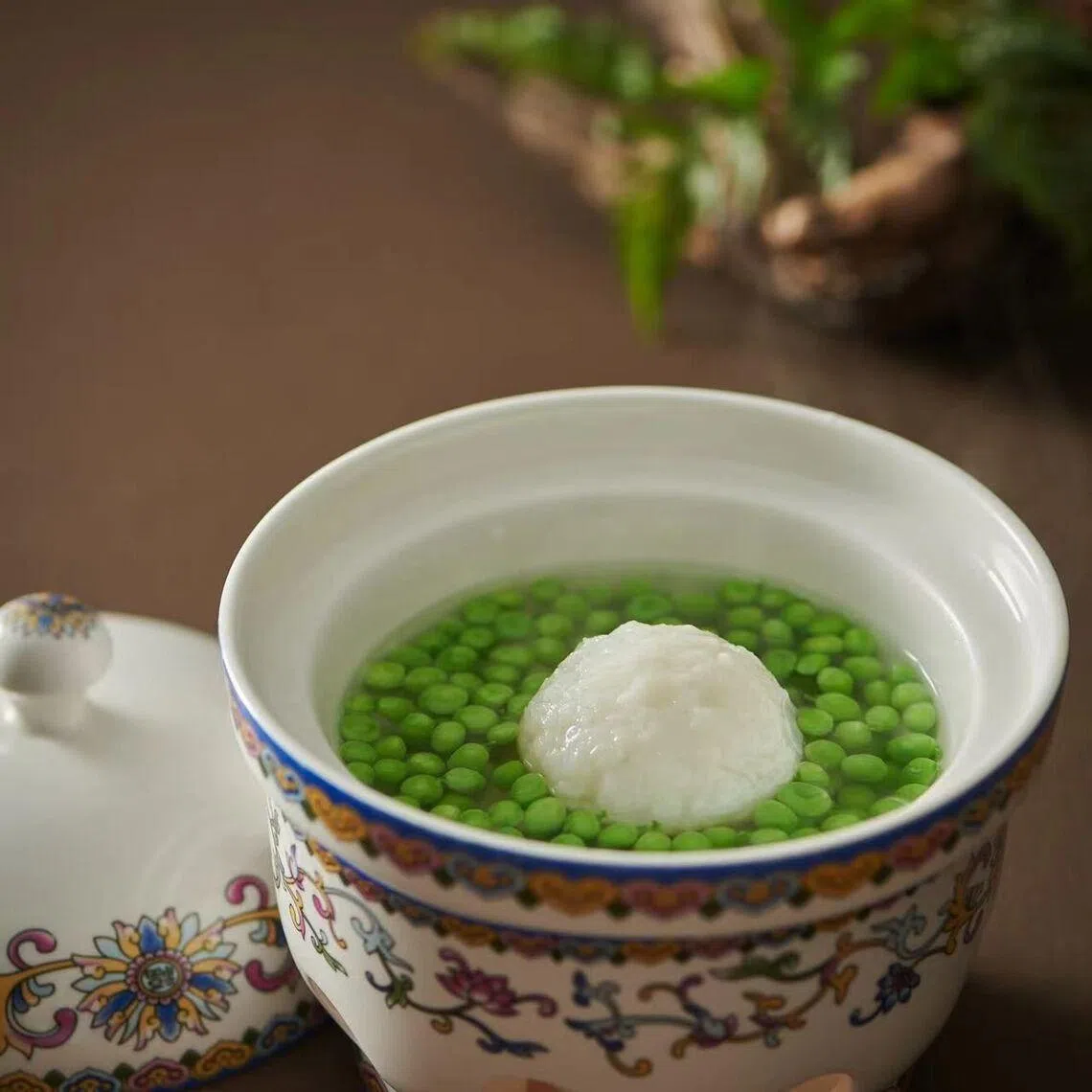 和尚蟹黄鱼狮子头，以东海黄鱼鱼肉制成“狮子头”，搭配和尚蟹熬煮的鲜甜汤底。（餐馆提供）