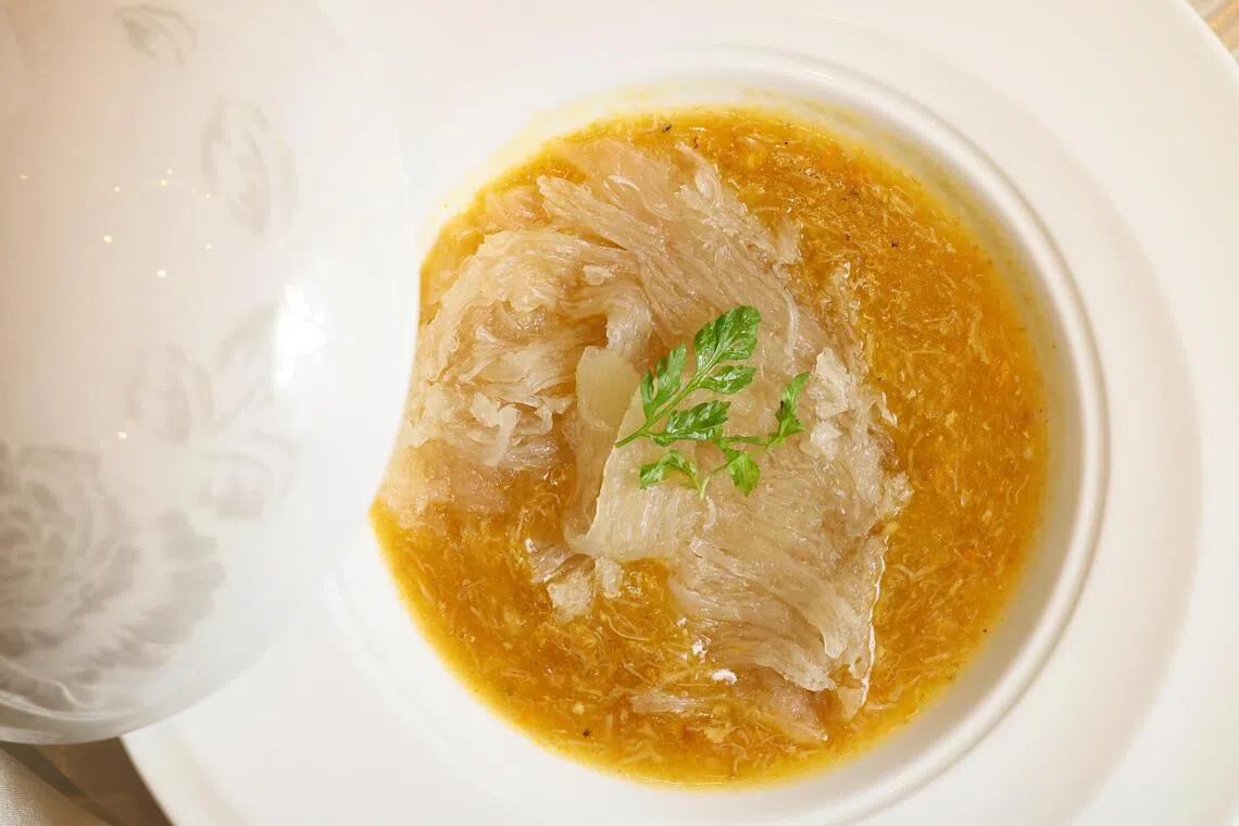 养颜的大闸蟹粉扒官燕盖。（龙国雄摄）