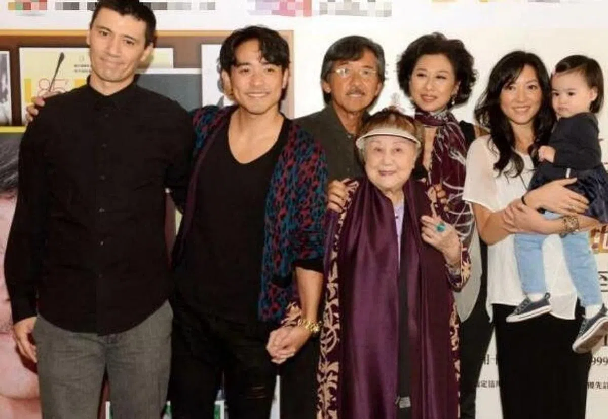 林子祥（左三）一家难得留下四代同堂画面。左四为叶蒨文，前者为林母。（互联网）
