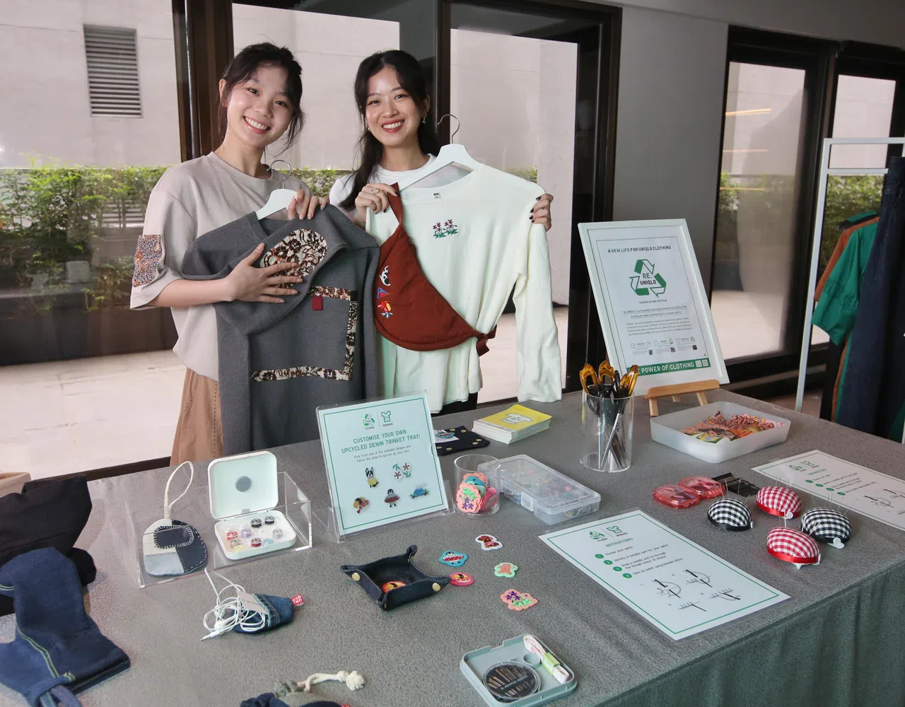 优衣库的顾客还可以到位于乌节路的旗舰店修补或重新装饰旧的优衣库衣物。例如，最近推出用具本地色彩的峇迪布面料来缝在旧衣物上，为旧衣物注入新设计和生命。（特约陈福洲摄）