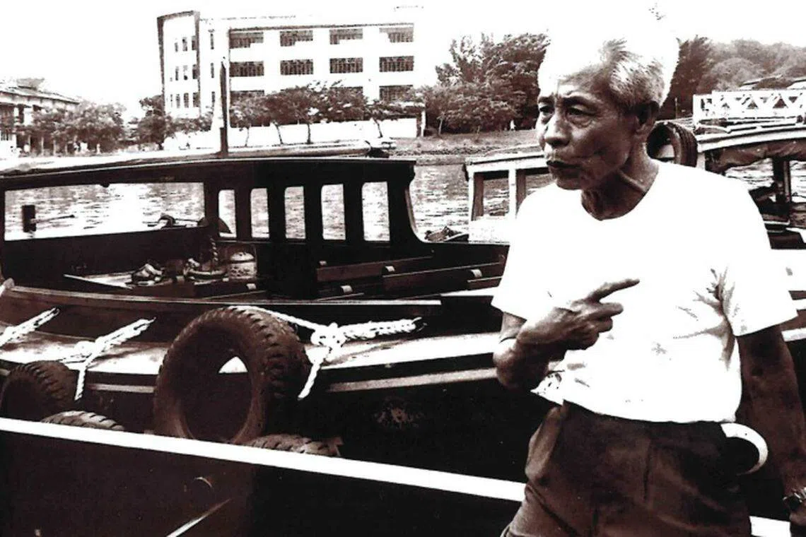方文言早年在新加坡河当驳船船夫，其儿子和孙子从此也和海与船结下不解之缘。（方逸泽提供）
