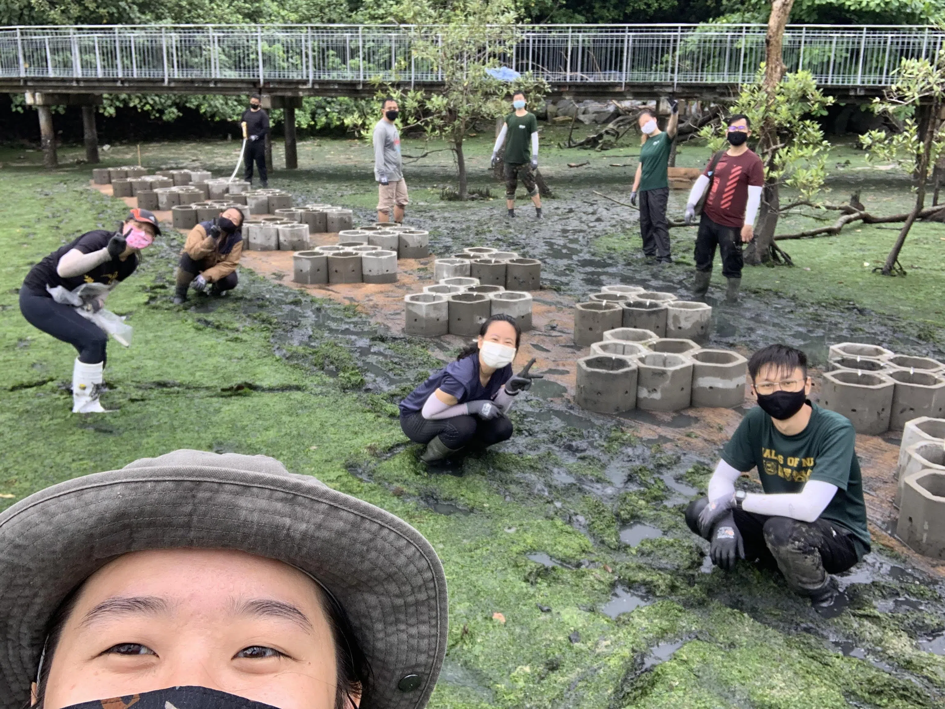 熊柔雯（左下角）说，在最艰难的时刻，庆幸有研究团队的每个成员相互鼓励。（受访者提供）