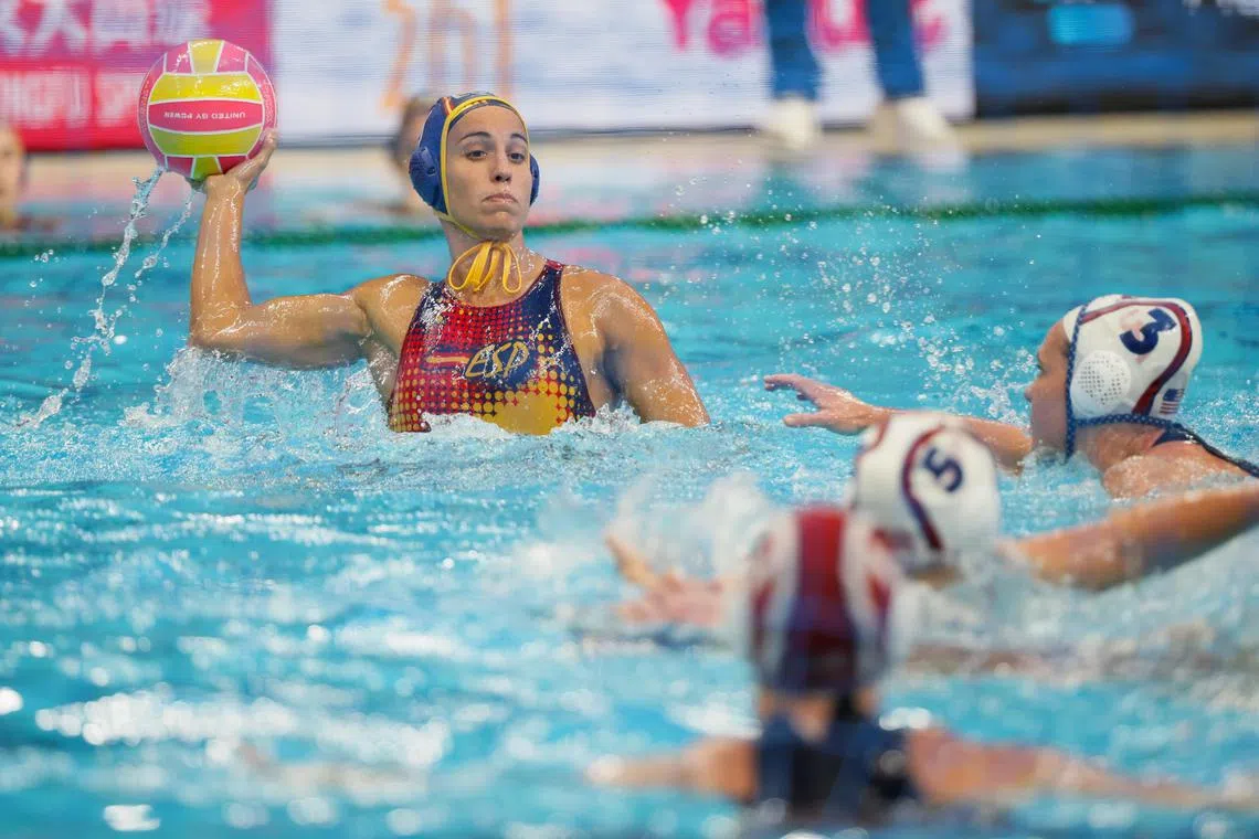 队长埃斯帕尔（左）以四个进球领衔全队，助力西班牙守住铜牌。（海峡时报）