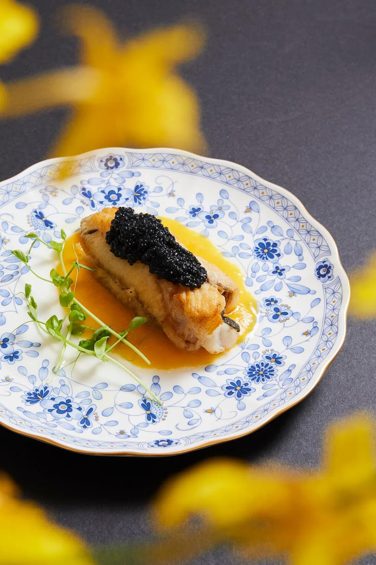 苏东坡爱吃鱼，这道鱼子酱相思鱼在清蒸鱼上加鱼子酱，味道更有层次。