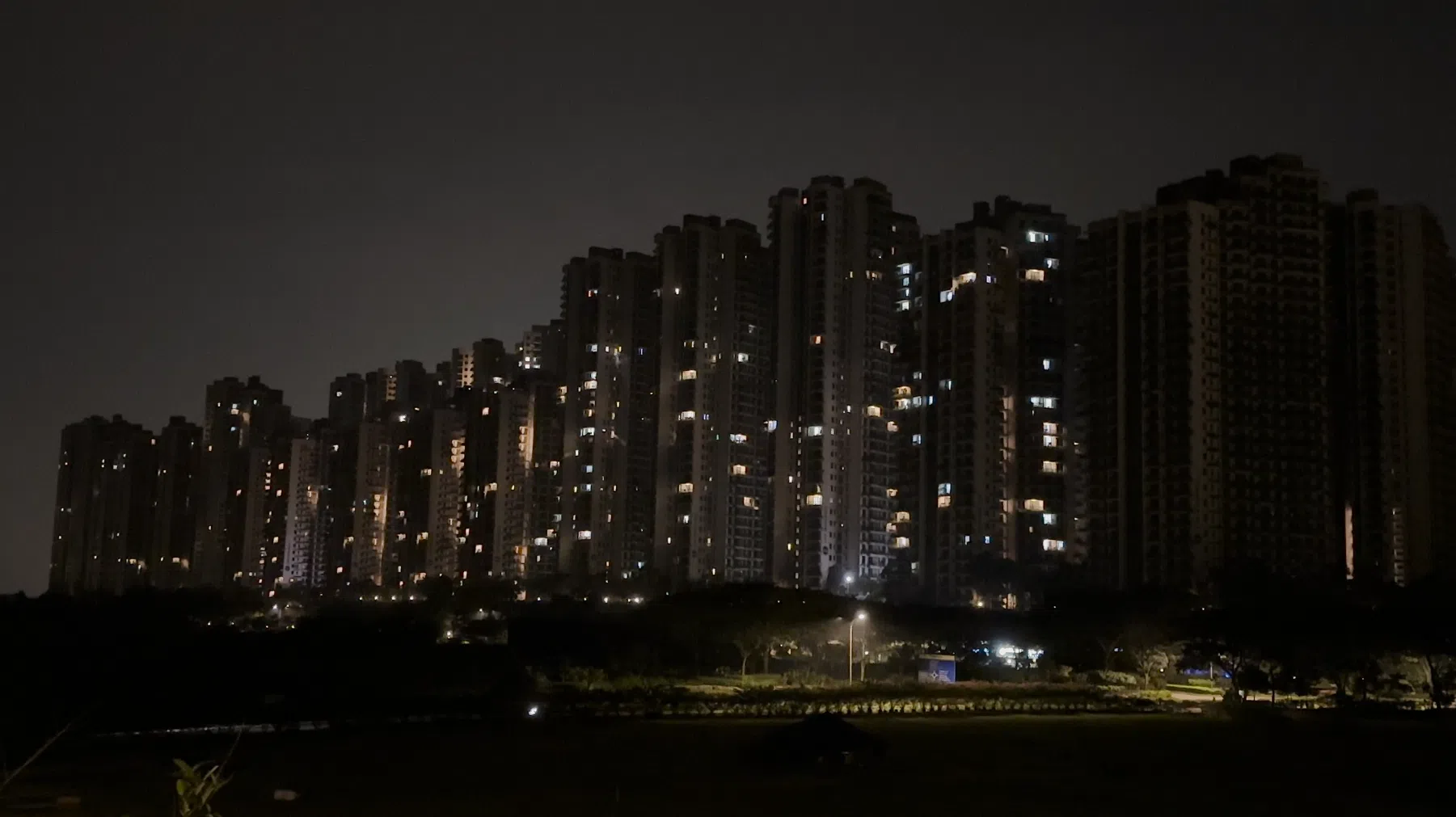 入夜后的森林城市，亮灯的单位数量不到三成。（叶俊颖摄）