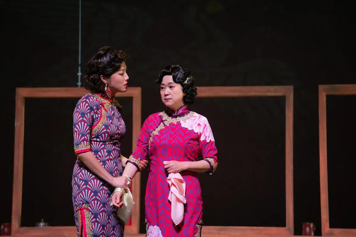 王月（右）在《京戏启示录》中出演二大妈一角。(宽宏艺术提供照片)