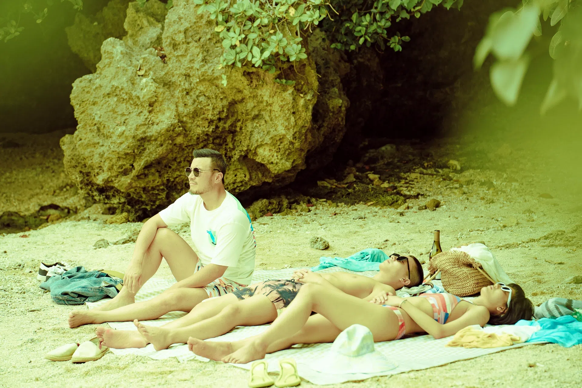 李铭忠（左一）与年轻演员王硕瀚（中）和虹茜在《（真）新的一天》中有激情戏。（新加坡华语电影节提供）