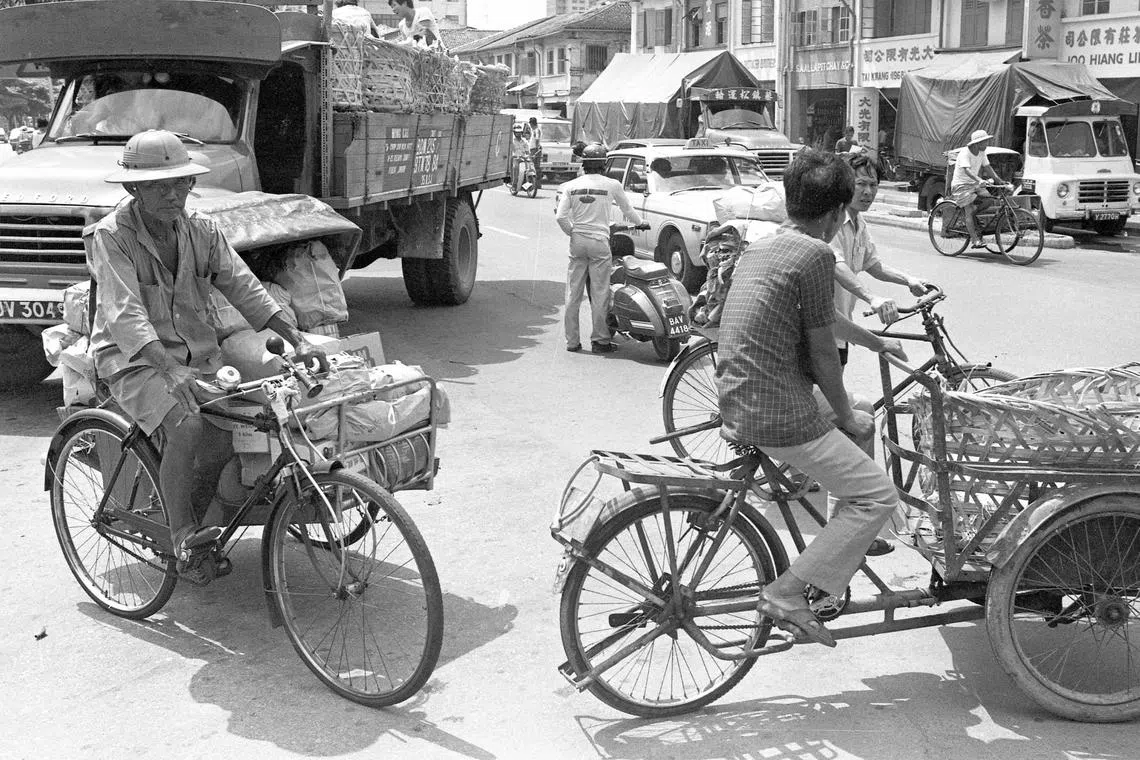 在交通不发达的年代，三轮车除了载人也载货，烈日下，与罗厘一起为生活奔忙。（档案照）