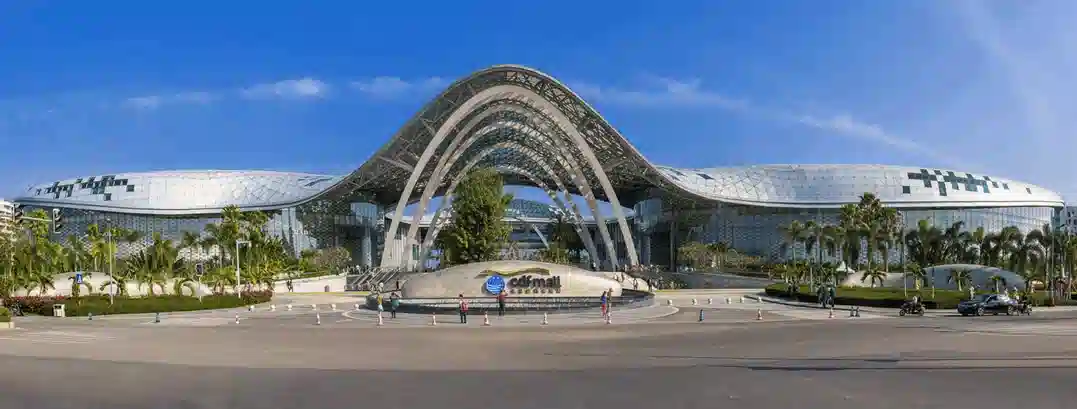 三亚国际免税城集购物餐饮娱乐于一体，二期河心岛还有路易威登（Louis Vuitton)、迪奥（Dior）等高端奢侈品牌入驻。（图/三亚市旅游发展局提供）