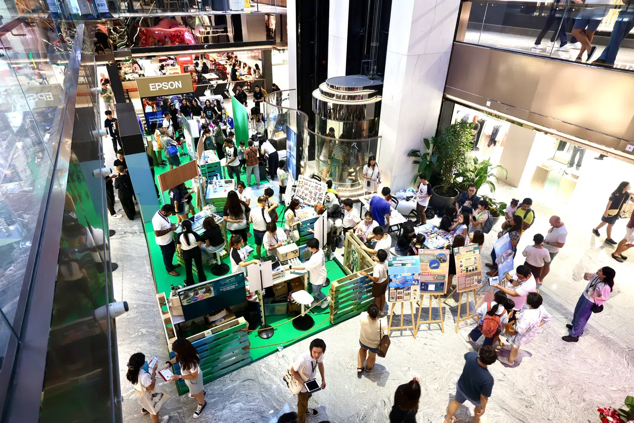 除了熄灯仪式，新加坡世界自然基金会还在威士马广场设立互动摊位，向公众宣导对抗气候变化和保护生态环境的重要。（郑一鸣摄）