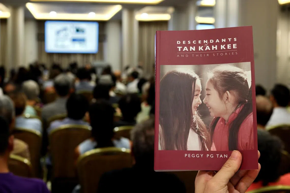陈佩仪新书“Descendants Of Tan Kah Kee And Their Stories”封面采用陈嘉庚两名外曾孙摄于1965年的照片。（龙国雄摄）