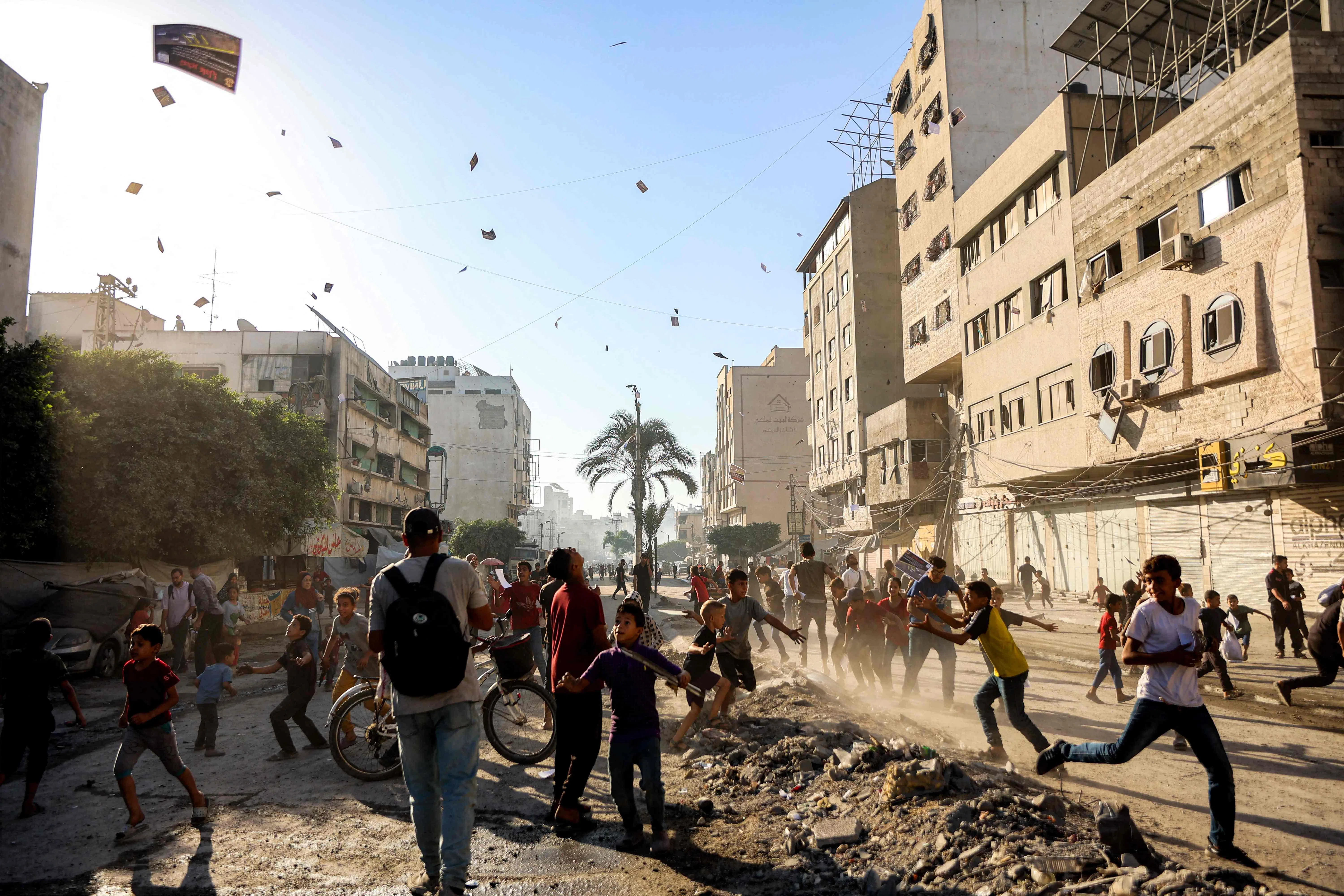 以色列连日来加大对加沙城的攻势，周二向民众投放疏散传单，要加沙城居民立即撤离到马瓦西人道援助区。（法新社）