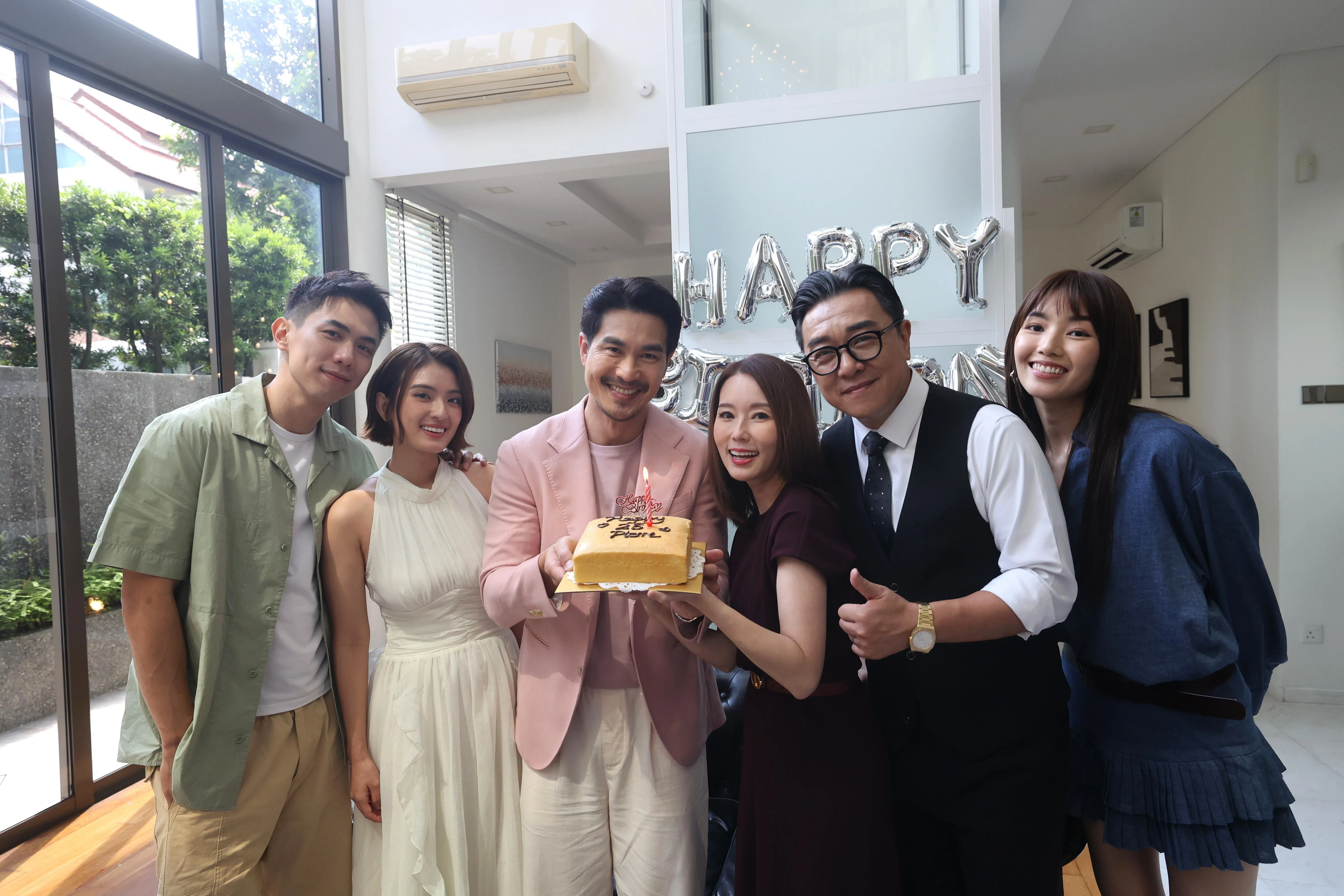 方展发（左三）在片场过52岁生日，张奕恺（左起）、洪凌、林湘萍、郭亮和洪丽婷替他庆生。（邝启聪摄）