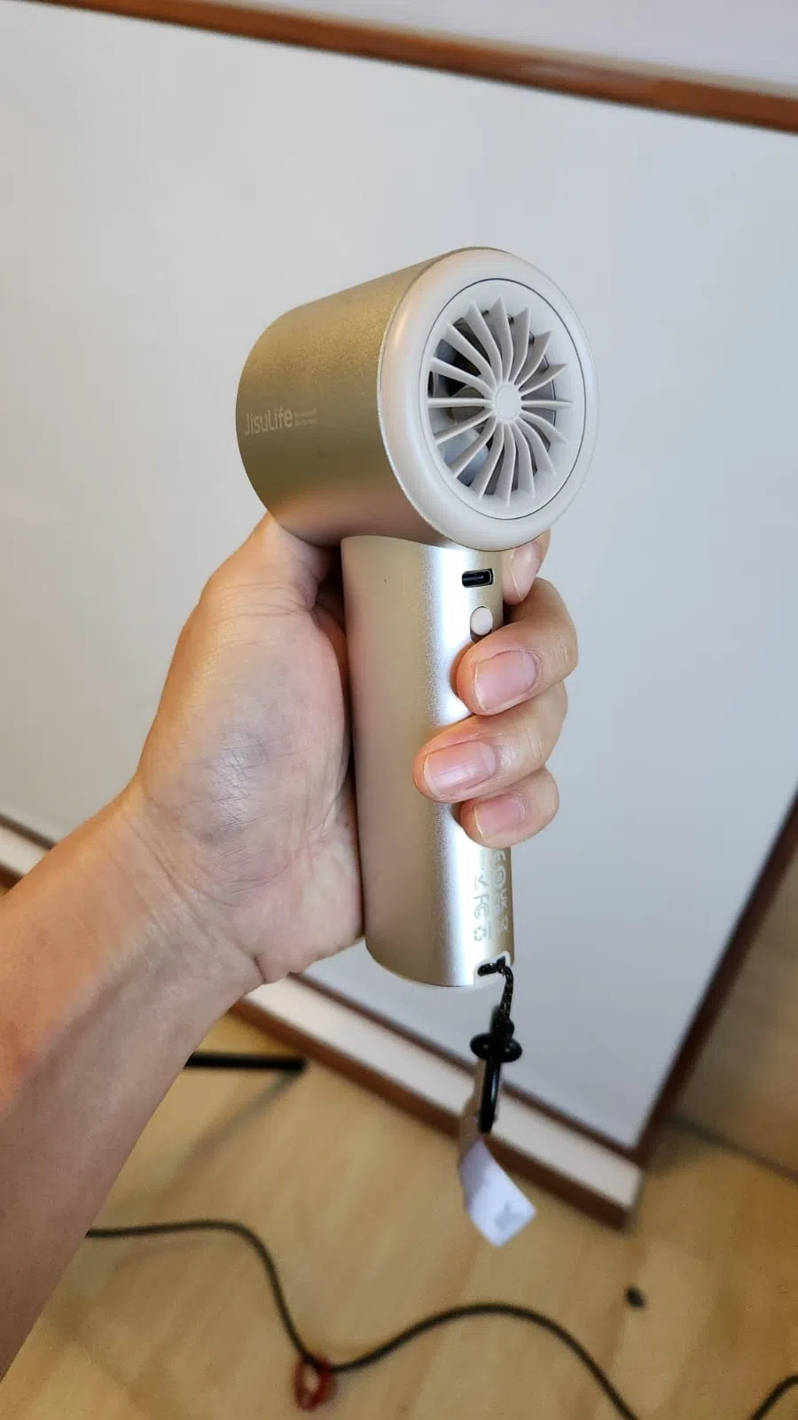 包勋评出外景不可不备的强力小风扇。（受访者提供）