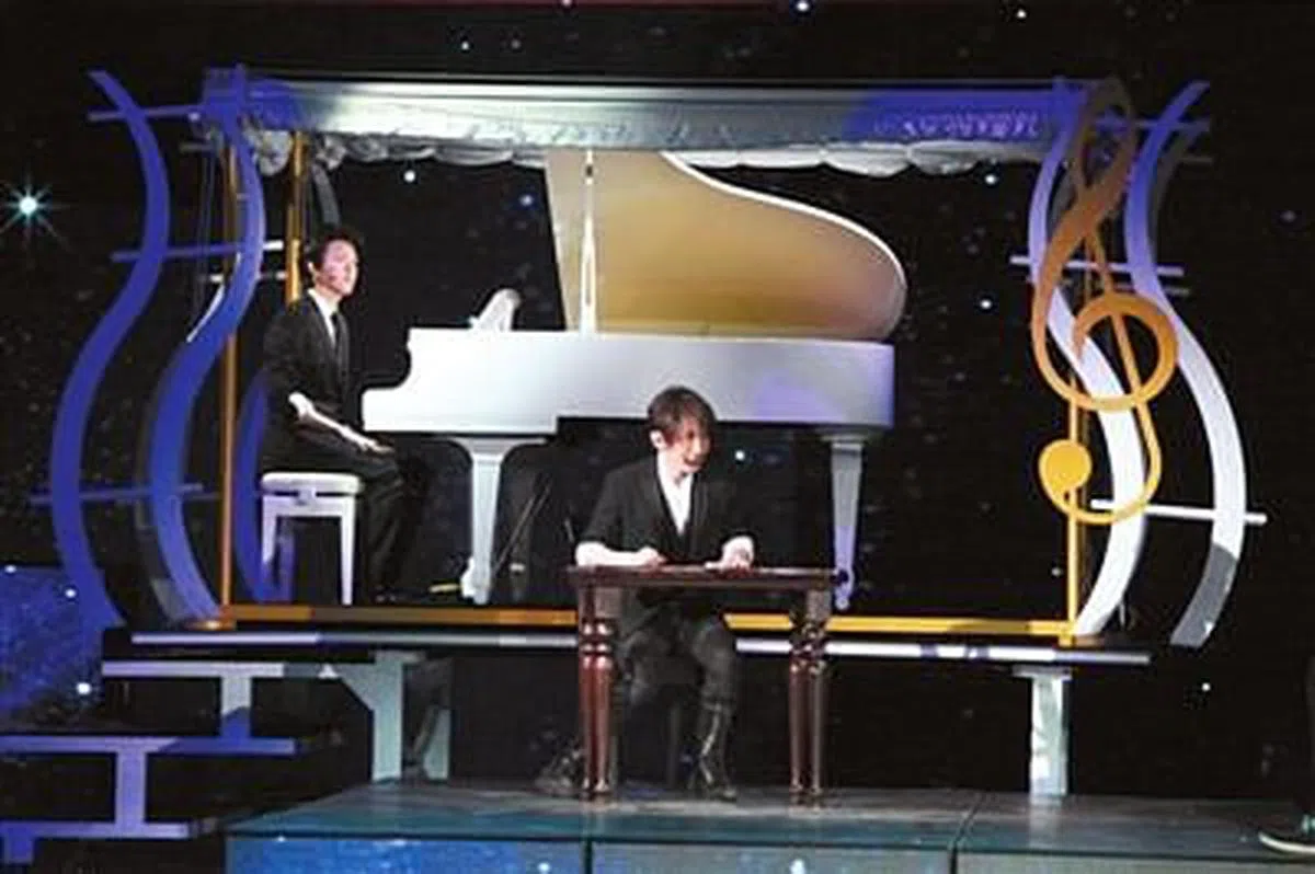 李云迪（左）和刘谦在央视春晚合作表演音乐和魔术。（互联网）