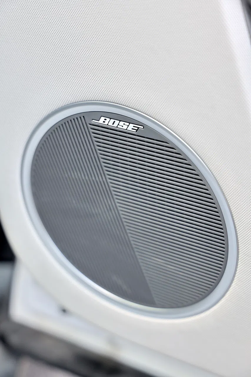高级Bose音响系统配备七个扬声器和一个低音箱。（龙国雄摄）