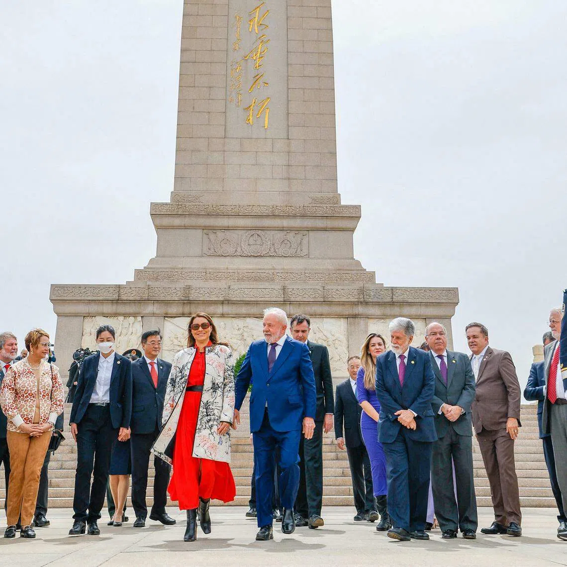  正在北京访问的巴西总统卢拉和夫人罗桑热4月14日中午前往天安门广场，向人民英雄纪念碑敬献花圈。（来自路透社）