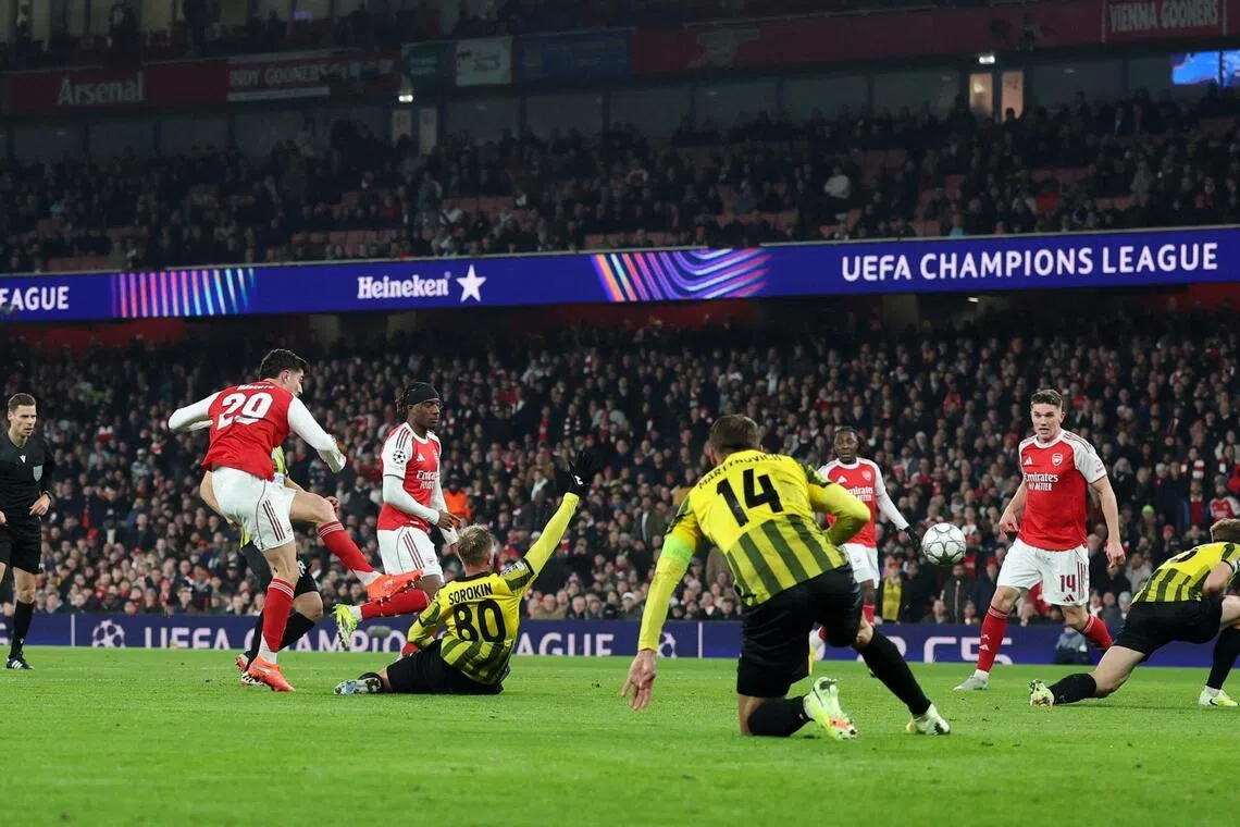 上场欧冠比赛，曾饱受伤病困扰的哈弗茨（红衣左一）时隔近一年，再度为炮兵在正式比赛中首发出场，贡献一球一助攻，赛后当选全场最佳球员。（路透社）