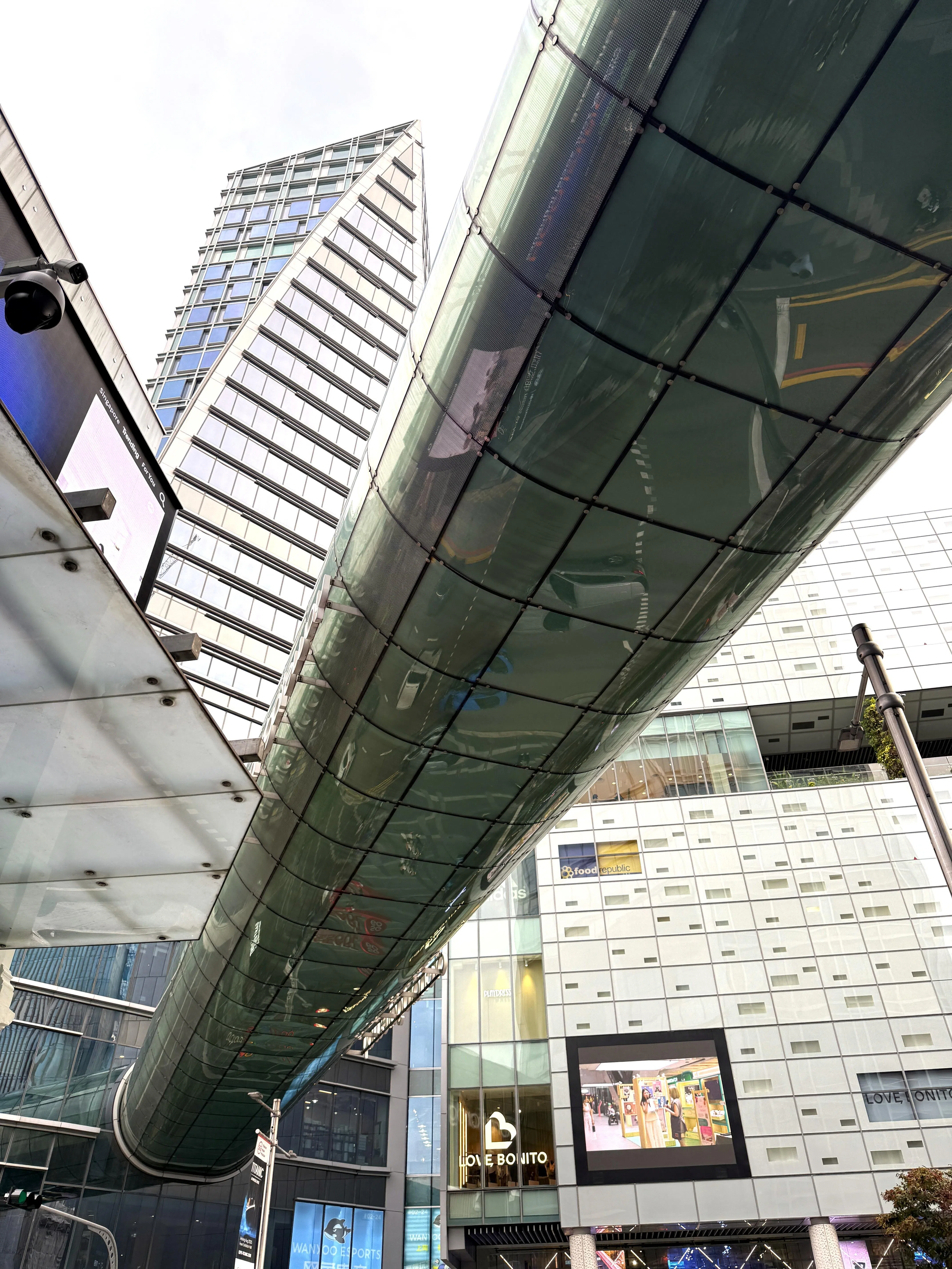 抬头看看横跨乌节路的玻璃天桥，回想一个世纪前的火车桥，是否让人感到几分不可思议？（陈映蓁摄）