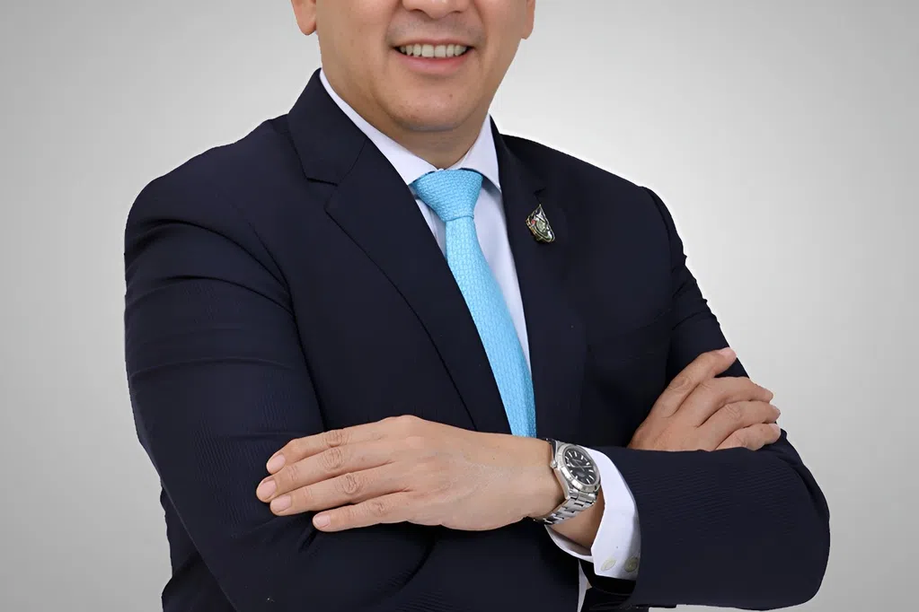 泰国财长应对经济多重挑战 长期睡眠不足靠维生素点滴缓解疲劳