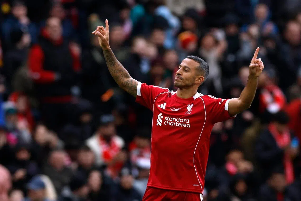 蒂亚戈目前在西甲豪门巴塞罗那担任助理教练，他曾在2020年至2024年效力于利物浦，并在2024年7月退役。这是他首次作为利物浦传奇出战。（路透社）