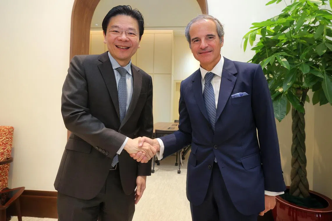 总理兼财政部长黄循财星期五（7月25日）与联合国国际原子能机构总干事格罗西（右）会面。黄循财说，双方进行了“很好的交流”。（数码发展及新闻部提供）