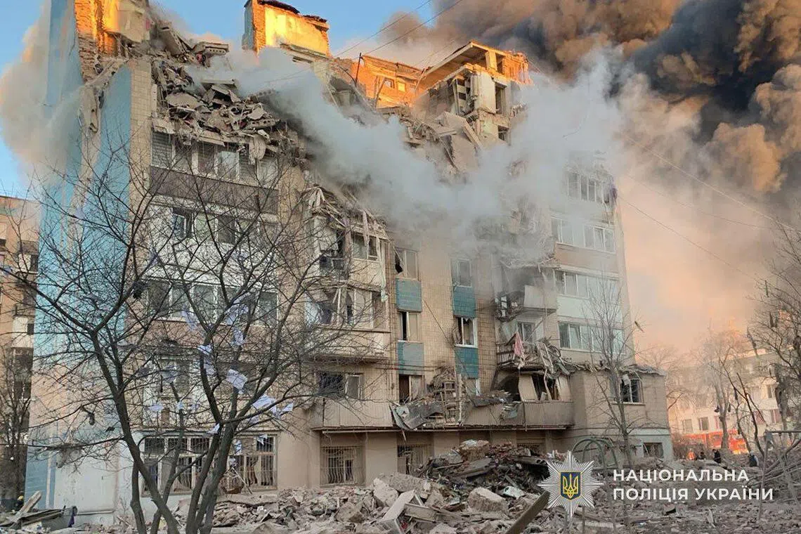 乌克兰国家警察11月19日发布的照片​​显示，俄罗斯一夜之间用导弹和无人机猛烈轰炸乌克兰西部城市捷尔诺波尔（Ternopil），造成至少10人死亡。这次空袭使乌总统泽连斯基试图通过在19日晚在安卡拉举行的会谈来重启和平进程的努力蒙上阴影。（法新社）